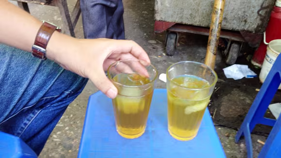 Biết mầm bệnh, vẫn uống nước vỉa hè ảnh 2 Biết mầm bệnh, vẫn uống nước vỉa hè ảnh 2