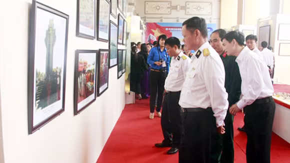 Trưng bày tư liệu, hiện vật quý khẳng định chủ quyền biển đảo ảnh 1 Trưng bày tư liệu, hiện vật quý khẳng định chủ quyền biển đảo ảnh 1