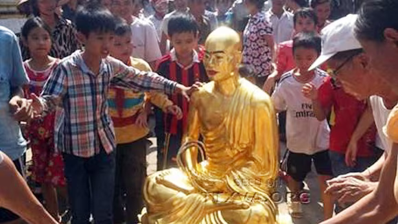 Hàng loạt hành động ngược đời của sư thầy ném tượng cổ xuống sông ảnh 1 Hàng loạt hành động ngược đời của sư thầy ném tượng cổ xuống sông ảnh 1