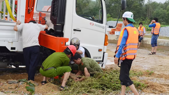 Quên mình giúp dân trong lũ dữ ảnh 4 Quên mình giúp dân trong lũ dữ ảnh 4