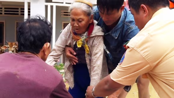 Quên mình giúp dân trong lũ dữ ảnh 3 Quên mình giúp dân trong lũ dữ ảnh 3