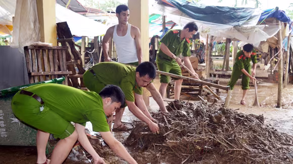 Quên mình giúp dân trong lũ dữ ảnh 8 Quên mình giúp dân trong lũ dữ ảnh 8