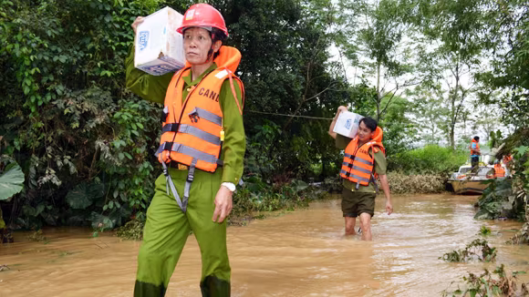 Quên mình giúp dân trong lũ dữ ảnh 6 Quên mình giúp dân trong lũ dữ ảnh 6