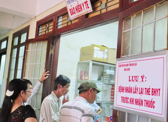 Bắt buộc mua bảo hiểm y tế là không khả thi ảnh 1