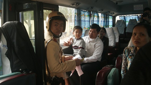 Mạnh tay xử lý xe khách, taxi vi phạm trong dịp Tết ảnh 1 Mạnh tay xử lý xe khách, taxi vi phạm trong dịp Tết ảnh 1