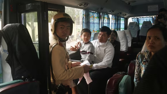 Mạnh tay xử lý xe khách, taxi vi phạm trong dịp Tết ảnh 1 Mạnh tay xử lý xe khách, taxi vi phạm trong dịp Tết ảnh 1