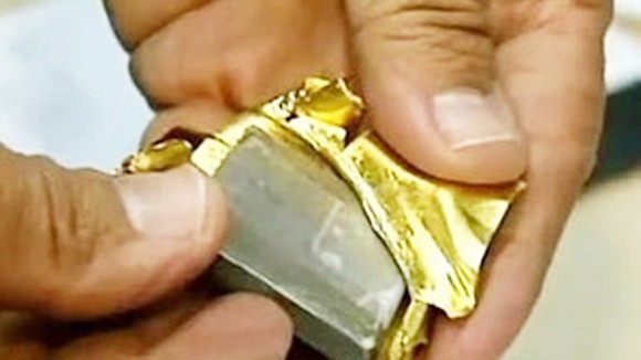 Dùng 700 lượng vàng giả rút 19 tỷ đồng tiền thật từ ngân hàng, phạm tội gì? ảnh 1 Dùng 700 lượng vàng giả rút 19 tỷ đồng tiền thật từ ngân hàng, phạm tội gì? ảnh 1