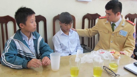 CSGT Hà Nội lại “ghi điểm” ảnh 1 CSGT Hà Nội lại “ghi điểm” ảnh 1
