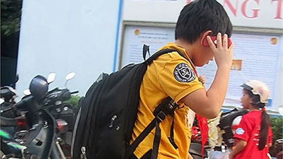 Trẻ dùng điện thoại di động: Con dao hai lưỡi ảnh 1 Trẻ dùng điện thoại di động: Con dao hai lưỡi ảnh 1