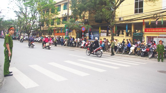 Ổn định an toàn giao thông trước cổng trường học ảnh 1 Ổn định an toàn giao thông trước cổng trường học ảnh 1