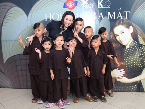 Ca sĩ Phi Nhung: Một mình bươn chải nuôi 18 đứa con ảnh 1 Ca sĩ Phi Nhung: Một mình bươn chải nuôi 18 đứa con ảnh 1