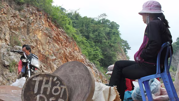 Nhức nhối nạn buôn thớt gỗ nghiến: Tiếp tay cho lâm tặc ảnh 1 Nhức nhối nạn buôn thớt gỗ nghiến: Tiếp tay cho lâm tặc ảnh 1