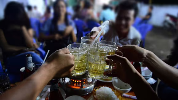 Bộ Y tế lý giải vì sao cấm bán rượu, bia sau 22 giờ ảnh 1 Bộ Y tế lý giải vì sao cấm bán rượu, bia sau 22 giờ ảnh 1