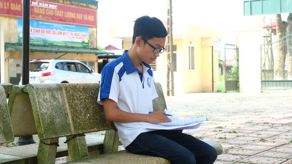 Thủ khoa lớn lên trong gian nhà vách đất ảnh 1 Thủ khoa lớn lên trong gian nhà vách đất ảnh 1