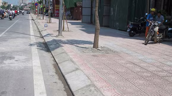 Không dùng tiền ngân sách sửa vỉa hè bị hỏng ảnh 1 Không dùng tiền ngân sách sửa vỉa hè bị hỏng ảnh 1