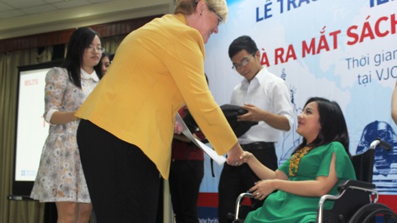 Nghị lực phi thường của nữ sinh “xương thủy tinh” ảnh 1 Nghị lực phi thường của nữ sinh “xương thủy tinh” ảnh 1