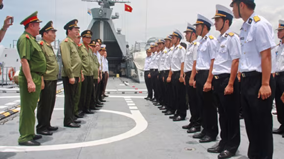 Bảo vệ vững chắc biển trời Tổ quốc ảnh 1