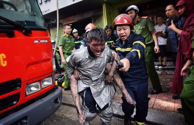 Hình ảnh chiến sĩ Cảnh sát PCCC&CNCH Hà Nội cõng cháu bé thoát khỏi đám cháy ở phố Núi Trúc (Ba Đình, Hà Nội) để lại ấn tượng sâu sắc trong mỗi người dân Hình ảnh chiến sĩ Cảnh sát PCCC&CNCH Hà Nội cõng cháu bé thoát khỏi đám cháy ở phố Núi Trúc (Ba Đình, Hà Nội) để lại ấn tượng sâu sắc trong mỗi người dân