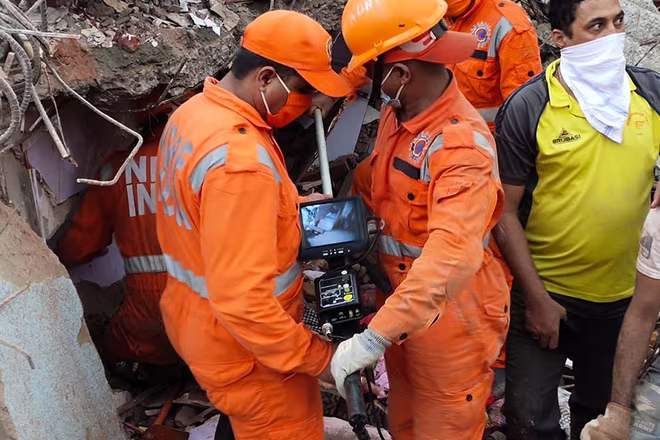 Lực lượng cứu hộ vẫn đang tích cực tìm kiếm người còn sống sót trong vụ sập nhà Lực lượng cứu hộ vẫn đang tích cực tìm kiếm người còn sống sót trong vụ sập nhà