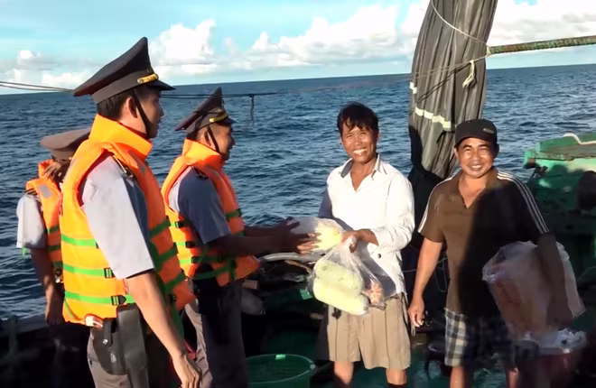 Lực lượng kiểm ngư luôn đồng hành cùng ngư dân bám biển Lực lượng kiểm ngư luôn đồng hành cùng ngư dân bám biển