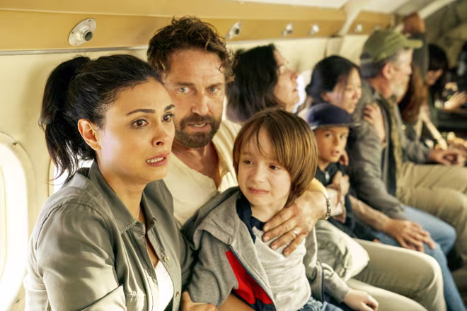 Morena Baccarin bên cạnh Gerard Butler trong “Greenland: Thảm họa thiên thạch” Morena Baccarin bên cạnh Gerard Butler trong “Greenland: Thảm họa thiên thạch”