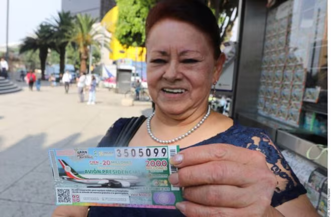 Người dân háo hức hy vọng có thể trúng giải cao nhất trị giá 1 triệu USD Người dân háo hức hy vọng có thể trúng giải cao nhất trị giá 1 triệu USD