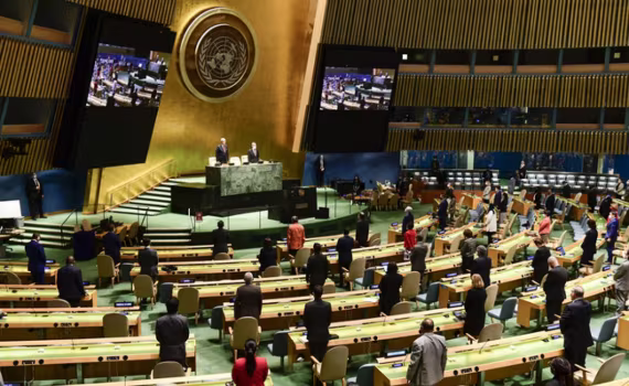 Quang cảnh phiên họp toàn thể lần thứ nhất của Đại hội đồng Liên hợp quốc khóa 75 Quang cảnh phiên họp toàn thể lần thứ nhất của Đại hội đồng Liên hợp quốc khóa 75