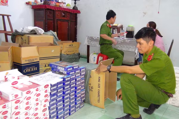 Cơ quan công an bắt giữ một vụ nhập lậu thuốc lá