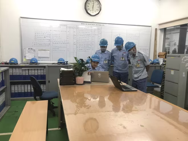 Những sáng tạo, cải tiến kỹ thuật của anh Tiến (người ngồi) được nhiều đồng nghiệp khâm phục Những sáng tạo, cải tiến kỹ thuật của anh Tiến (người ngồi) được nhiều đồng nghiệp khâm phục