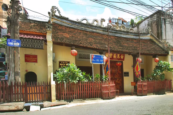 Đền Bạch Mã có địa chỉ số 76 Hàng Buồm (Hoàn Kiếm, Hà Nội) có lịch sử lâu đời nhất trong tứ trấn Đền Bạch Mã có địa chỉ số 76 Hàng Buồm (Hoàn Kiếm, Hà Nội) có lịch sử lâu đời nhất trong tứ trấn