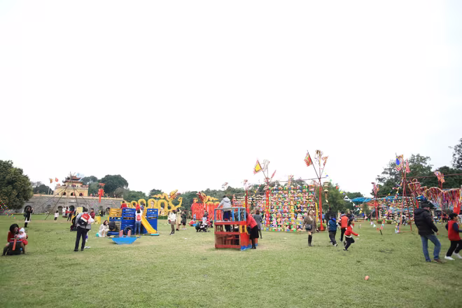 Hoàng thành Thăng Long nay là điểm tham quan thu hút đông đảo khách du lịch trong và ngoài nước Hoàng thành Thăng Long nay là điểm tham quan thu hút đông đảo khách du lịch trong và ngoài nước