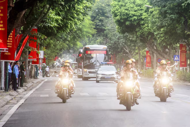 CSGT Hà Nội đón, dẫn các xe chở đoàn đại biểu dự Đại hội Đảng bộ TP Hà Nội. Ảnh: PHÚ KHÁNH CSGT Hà Nội đón, dẫn các xe chở đoàn đại biểu dự Đại hội Đảng bộ TP Hà Nội. Ảnh: PHÚ KHÁNH