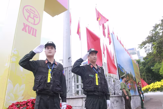 Lực lượng Công an TP Hà Nội đảm bảo tuyệt đối an toàn Đại hội đại biểu lần thứ XVII Đảng bộ thành phố Hà Nội. Ảnh: PHÚ KHÁNH Lực lượng Công an TP Hà Nội đảm bảo tuyệt đối an toàn Đại hội đại biểu lần thứ XVII Đảng bộ thành phố Hà Nội. Ảnh: PHÚ KHÁNH