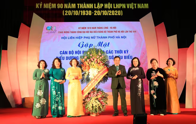 Lãnh đạo thành phố trao tặng lẵng hoa chúc mừng Hội Liên hiệp phụ nữ thành phố Hà Nội nhân kỷ niệm 90 năm Ngày thành lập Hội Liên hiệp phụ nữ Việt Nam. Lãnh đạo thành phố trao tặng lẵng hoa chúc mừng Hội Liên hiệp phụ nữ thành phố Hà Nội nhân kỷ niệm 90 năm Ngày thành lập Hội Liên hiệp phụ nữ Việt Nam.
