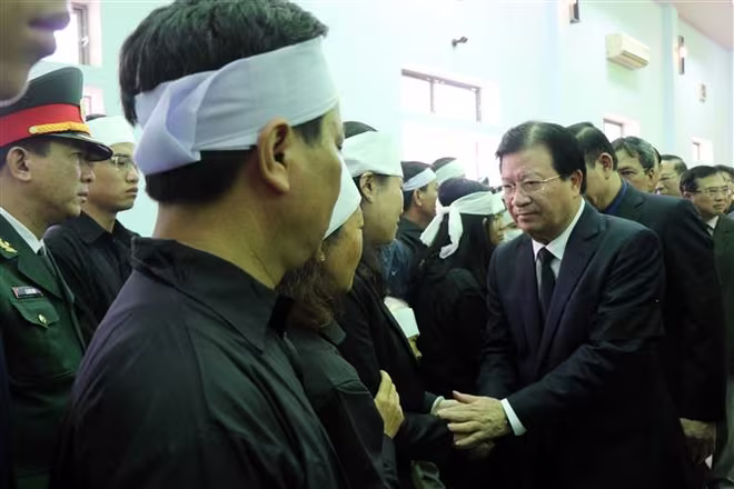 Phó Thủ tướng Trịnh Đình Dũng chia buồn tới gia đình, thân nhân các cán bộ, chiến sĩ đã hy sinh
