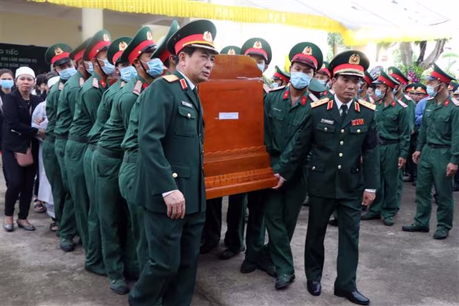 Tiễn đưa các liệt sĩ về với đất mẹ