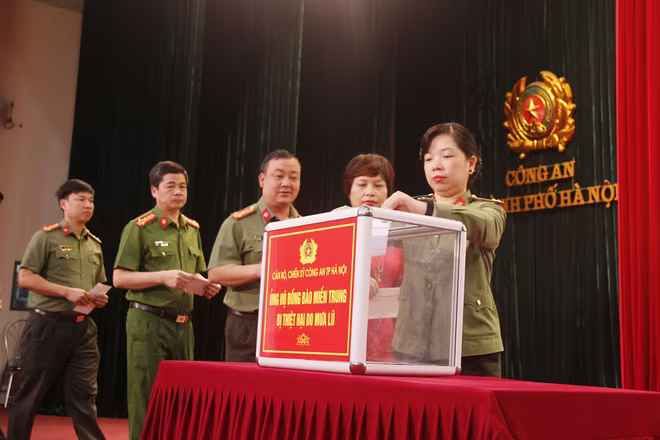 Cán bộ chiến sĩ CATP Hà Nội quyên góp, ủng hộ đồng bào và cán bộ, chiến sĩ các tỉnh miền Trung