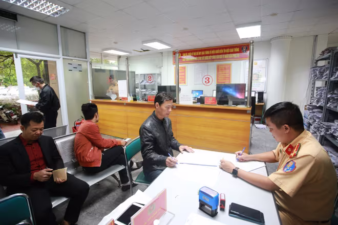 Người vi phạm giao thông đến trụ sở Đội Chỉ huy giao thông và xử lý đèn tín hiệu giao thông, Phòng CSGT, CATP Hà Nội làm các thủ tục giải quyết sau vi phạm