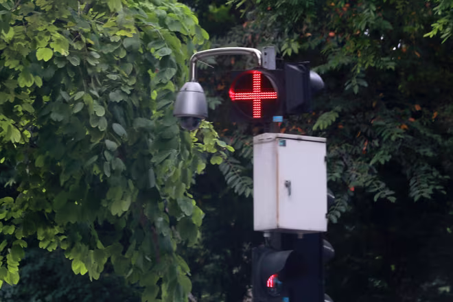 Camera giám sát tại các tuyến đường được xem là “mắt thần” giúp cho lực lượng Cảnh sát giao thông sớm phát hiện và xử lý các tình huống vi phạm Camera giám sát tại các tuyến đường được xem là “mắt thần” giúp cho lực lượng Cảnh sát giao thông sớm phát hiện và xử lý các tình huống vi phạm