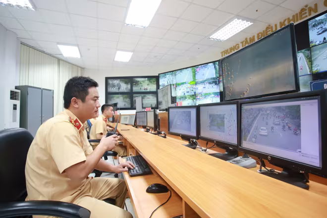 Lực lượng Cảnh sát giao thông Thủ đô tại Trung tâm Điều khiển giao thông Hà Nội theo dõi, giám sát hình ảnh giao thông trên toàn tuyến Lực lượng Cảnh sát giao thông Thủ đô tại Trung tâm Điều khiển giao thông Hà Nội theo dõi, giám sát hình ảnh giao thông trên toàn tuyến