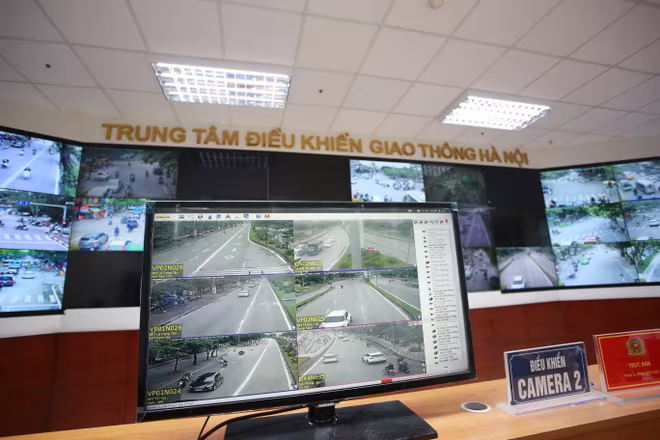 Từ những dữ liệu camera gửi về, lực lượng tuần tra, kiểm soát giao thông có thể dễ dàng phát hiện, xử lý người vi phạm Từ những dữ liệu camera gửi về, lực lượng tuần tra, kiểm soát giao thông có thể dễ dàng phát hiện, xử lý người vi phạm