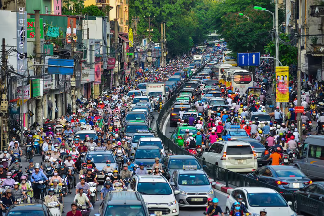 Tình trạng ùn tắc giao thông vẫn diễn biến phức tạp tại các đô thị lớn, gây thiệt hại nghiêm trọng về kinh tế, môi trường Tình trạng ùn tắc giao thông vẫn diễn biến phức tạp tại các đô thị lớn, gây thiệt hại nghiêm trọng về kinh tế, môi trường