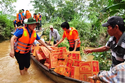 Lực lượng chức năng thực hiện mệnh lệnh quan trọng nhất lúc này là cứu dân - hỗ trợ dân bị thiên tai ở miền Trung Lực lượng chức năng thực hiện mệnh lệnh quan trọng nhất lúc này là cứu dân - hỗ trợ dân bị thiên tai ở miền Trung
