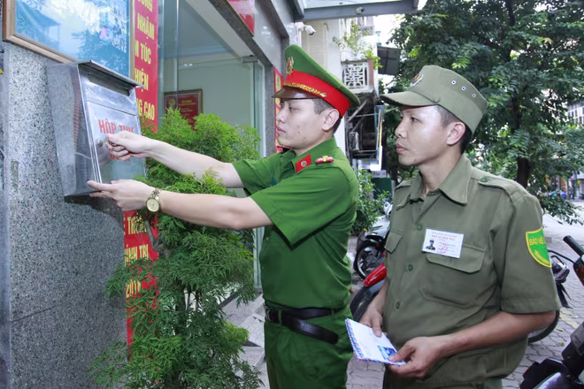 Sự phối hợp giữa các lực lượng trong bảo đảm an ninh, trật tự ở cơ sở góp phần bảo đảm an ninh, trật tự. Ảnh: Lam Thanh Sự phối hợp giữa các lực lượng trong bảo đảm an ninh, trật tự ở cơ sở góp phần bảo đảm an ninh, trật tự. Ảnh: Lam Thanh