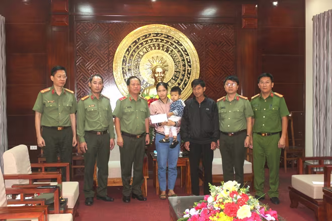 Thiếu tướng Đoàn Ngọc Hùng cùng đoàn công tác của CATP Hà Nội thăm, chia sẻ nỗi đau mất mát với thân nhân Đại úy Trương Văn Thắng cán bộ Công an xã Hướng Việt, huyện Hướng Hóa hy sinh khi làm nhiệm vụ cứu giúp nhân dân Thiếu tướng Đoàn Ngọc Hùng cùng đoàn công tác của CATP Hà Nội thăm, chia sẻ nỗi đau mất mát với thân nhân Đại úy Trương Văn Thắng cán bộ Công an xã Hướng Việt, huyện Hướng Hóa hy sinh khi làm nhiệm vụ cứu giúp nhân dân