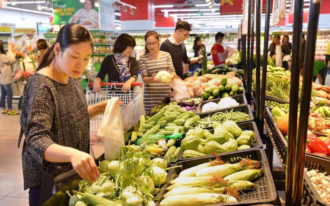 Hà Nội là trung tâm kinh tế của cả nước, có rất nhiều cơ sở sản xuất công nghiệp, cũng như dịch vụ, dân số đông, có thu nhập khá nên sức tiêu thụ của Thủ đô rất lớn Hà Nội là trung tâm kinh tế của cả nước, có rất nhiều cơ sở sản xuất công nghiệp, cũng như dịch vụ, dân số đông, có thu nhập khá nên sức tiêu thụ của Thủ đô rất lớn