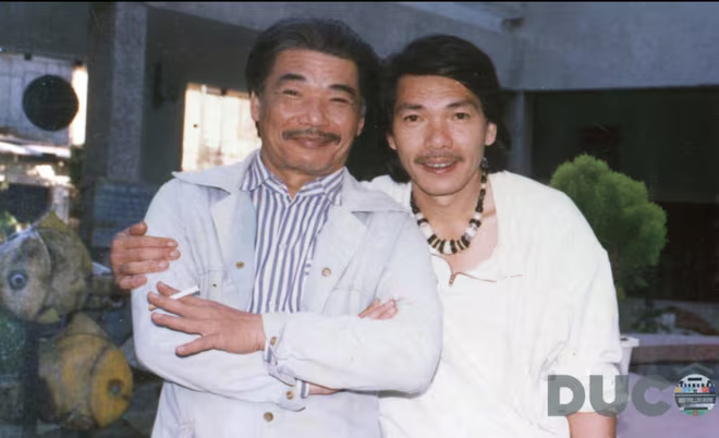 Trần Tiến nói về người anh của mình - NSND Trần Hiếu là “kẻ lãng mạn cuối cùng của thế kỷ”. Đạo diễn Lan Nguyên cảm nhận: “Hai anh em ngoài đời rất khác biệt, một người như ngọn gió vô ưu, còn một người là mặt đất nặng trĩu suy tư”. Trần Tiến nói về người anh của mình - NSND Trần Hiếu là “kẻ lãng mạn cuối cùng của thế kỷ”. Đạo diễn Lan Nguyên cảm nhận: “Hai anh em ngoài đời rất khác biệt, một người như ngọn gió vô ưu, còn một người là mặt đất nặng trĩu suy tư”.