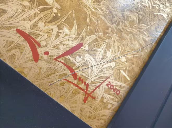 Tác phẩm tranh sơn mài của họa sĩ Nguyễn Quốc Huy có vết xước rất dài Tác phẩm tranh sơn mài của họa sĩ Nguyễn Quốc Huy có vết xước rất dài