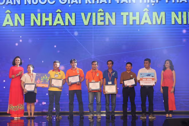 Lãnh đạo Tập đoàn Tân Hiệp Phát tri ân nhân viên thâm niên Lãnh đạo Tập đoàn Tân Hiệp Phát tri ân nhân viên thâm niên