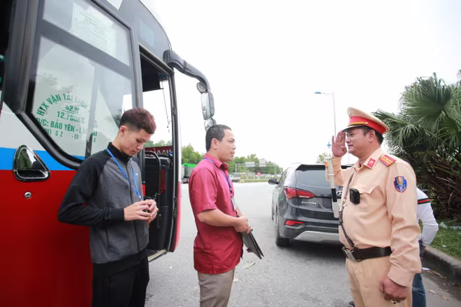 Nhiều trường hợp vi phạm ở cao tốc Nội Bài - Lào Cai bị lực lượng CSGT lập biên bản xử lý Ảnh: LAM THANH Nhiều trường hợp vi phạm ở cao tốc Nội Bài - Lào Cai bị lực lượng CSGT lập biên bản xử lý Ảnh: LAM THANH